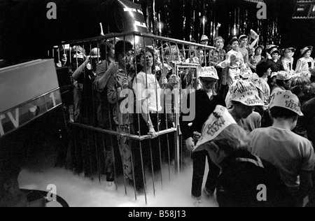 Loisirs : programme : Tiswas : Daily Mirror's Sue Tranter, passé le samedi matin dans la cage sur le programme Tiswas à Birmingham d'être fouettés avec mousse "crème anglaise" tartes et douche froide. Janvier 1981 81-00026-008 Banque D'Images