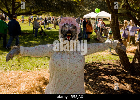 Un grand Loup épouvantail a été créé dans le cadre de la fête d'automne annuelle de Brookgreen Gardens à Murrells Inlet, SC. Banque D'Images