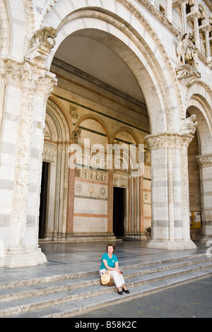 On touristique à l'extérieur de la cathédrale de San Martino, Piazza San Martino, Lucca, Toscane, Italie Banque D'Images