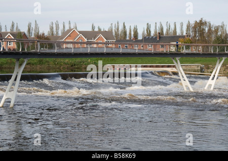 Calder rivière castleford West Riding of Yorkshire du nord au sud de l'Angleterre Royaume-Uni weir Banque D'Images