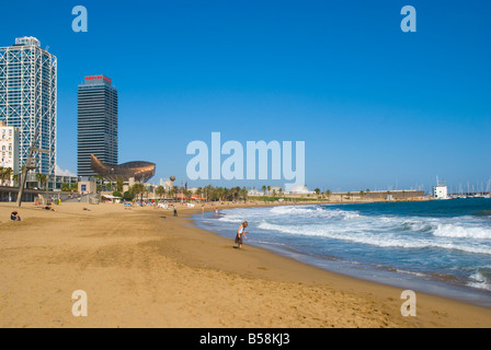 Personnes à Platja de la Barceloneta Beach devant Port Olimpic de Barcelone Espagne Europe Banque D'Images