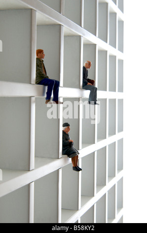 Figurines miniatures assises sur des étagères dans un affichage architectural moderne mettant l'accent sur les relations spatiales et le design Banque D'Images