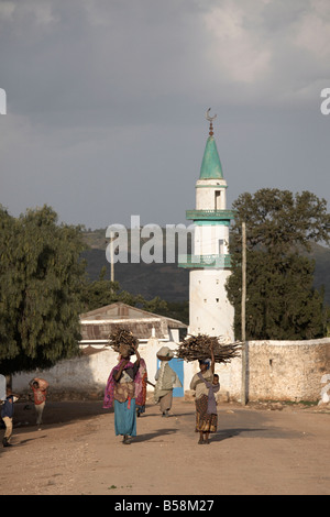 Les femmes portent leurs marchandises sur la tête, près d'une mosquée dans la ville de Harar, Ethiopie, Afrique Banque D'Images