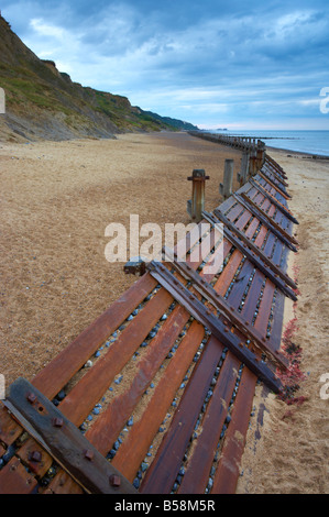 Une vue sur la mer à Overstrand Cromer défenses vers sur la côte de Norfolk Banque D'Images