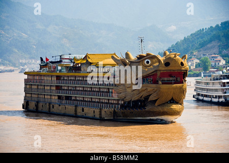 Croisières Dragon près de Sandouping dans la gorge de Xiling zone des Trois Gorges du Fleuve Yangzi CHINE JMH3450 Banque D'Images