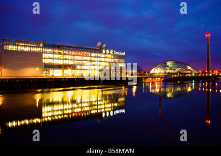 BBC Scotland et Glasgow Science Centre bâtiments sur la rivière Clyde alors que l'aube Banque D'Images