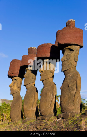 La plage de Anakena, monolithique en pierre statues Moai géant de l'ahu Nau Nau, dont quatre ont topknots, Rapa Nui (Île de Pâques), Chili Banque D'Images