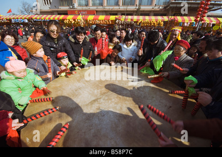 Une foule de personnes au tambourinage Changdian Foire de rue pendant le Nouvel An Chinois, Festival du printemps, Beijing, Chine Banque D'Images