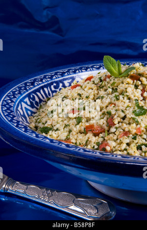 Arabe, tabuleh, burghul avec menthe, tomates, citron, persil, huile d'olive, Moyen-Orient Banque D'Images