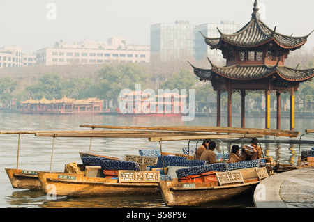 Un pavillion sur le bord de l'eau du lac de l'Ouest, à Hangzhou, Province de Zhejiang, Chine Banque D'Images