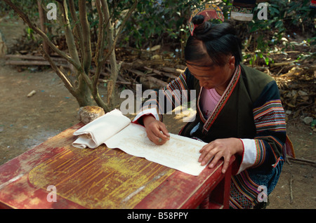 Miao girl doing cire le sud de l'Asie Chine Guizhou Guizhou Banque D'Images