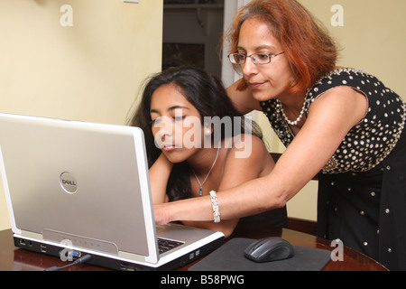 Mère et fille qui travaille sur son ordinateur. Banque D'Images