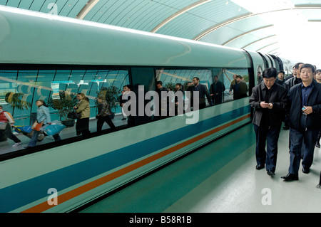 Le Maglev, le train le plus rapide du monde, de l'Aéroport International de Pudong à la station de métro de Long Yang Road, Shanghai, Chine Banque D'Images
