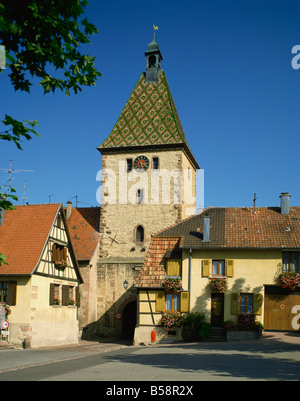 Gateway et tour de l'horloge Bergheim Alsace France Europe Banque D'Images