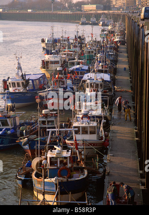 Les bateaux de pêche dans le port Boulogne Pas de Calais Nord France Europe Banque D'Images