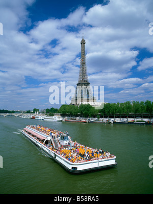 Les touristes en bateau-mouche sur la Seine avec la Tour Eiffel en arrière-plan à Paris France Europe Banque D'Images