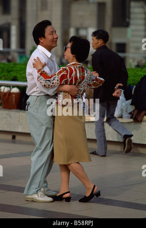 Danse de salon, une activité populaire sur le Bund, Shanghai, Chine Banque D'Images