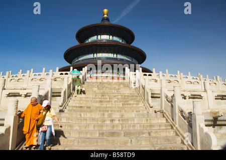 Un moine parcourt les étapes à la salle de prière pour les bonnes récoltes, le Temple du Ciel, Beijing, Chine Banque D'Images