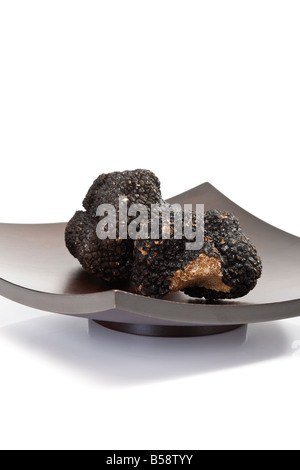 Truffes noires sur bol en bois, close-up Banque D'Images