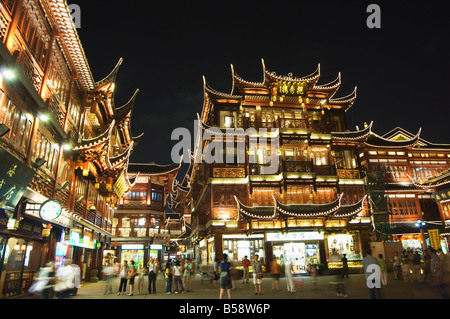 Le Jardin Yuyuan Bazaar bâtiments fondée par la dynastie Ming famille Pan éclairées dans la vieille ville chinoise, Shanghai, Chine Banque D'Images