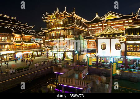 Le Jardin Yuyuan Bazaar bâtiments fondée par la dynastie Ming famille Pan éclairées dans la vieille ville chinoise, Shanghai, Chine Banque D'Images