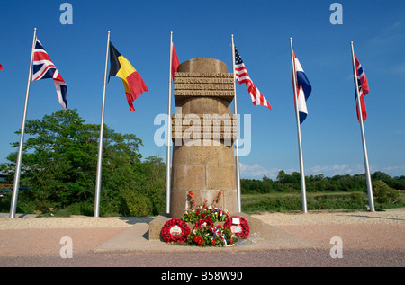 Stèle commémorative du Pegasus Bridge site de la première libération du 6 juin 1944 Normandie France Europe Banque D'Images