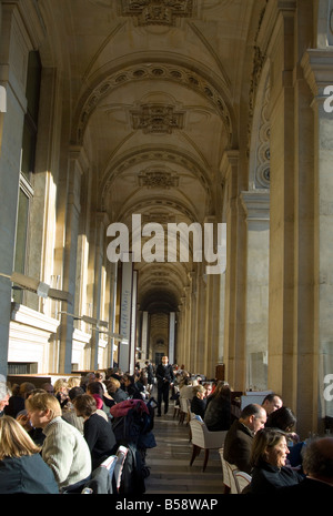 Le Café Marly dans une arcade en face du Louvre Paris France Europe Banque D'Images