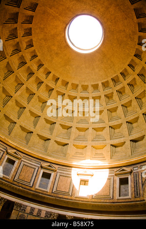 Photo de l'intérieur et de l'oculus du dôme du Panthéon, de la Piazza della Rotonda, Rome, Italie Banque D'Images