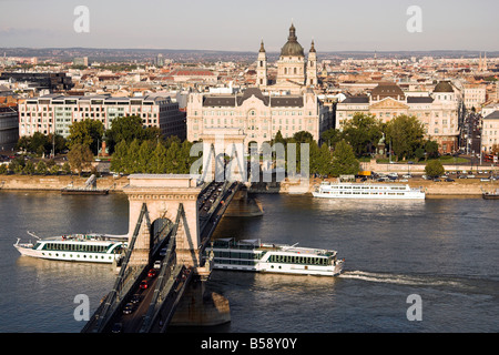 Vue panoramique sur le Danube, Saint Stephen's Basilica, le pont à chaînes, Budapest, Hongrie Banque D'Images