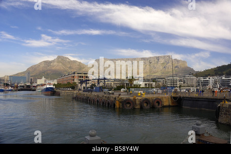 Montagne de la table le Cap vue de la zone du quai avec les portes d'écluse au quai sec au premier plan Banque D'Images