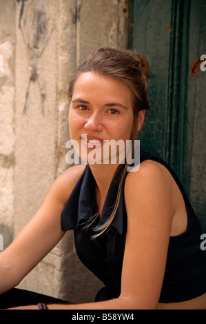 Portrait d'une jeune femme marchand vêtu de noir robe sans manches à Dubrovnik Croatie Europe Banque D'Images