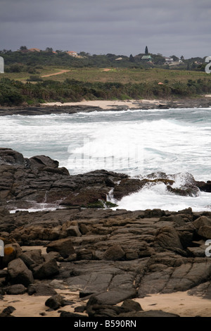 Les vagues vers Port Edward Beach à partir de l'océan Indien sur la côte est de la Côte sauvage sud-africaine région Banque D'Images