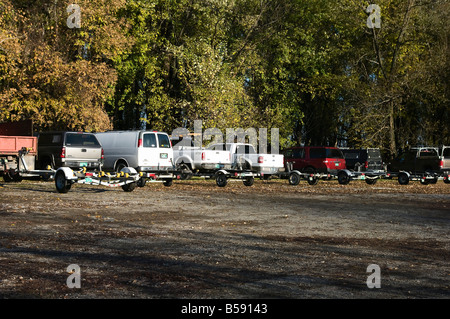 Ligne de remorques bateaux attelés à des camionnettes et véhicules utilitaires sport usage éditorial Banque D'Images