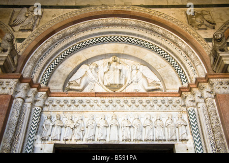 Détail au-dessus de la porte et l'entrée, la cathédrale de San Martino, Piazza San Martino, Lucca, Toscane, Italie Banque D'Images