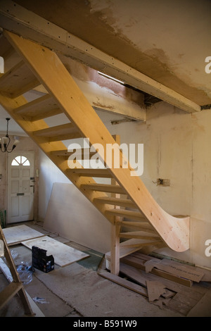 Nouveau remplacement escalier en bois dans une maison victorienne avec terrasse. (42) Banque D'Images