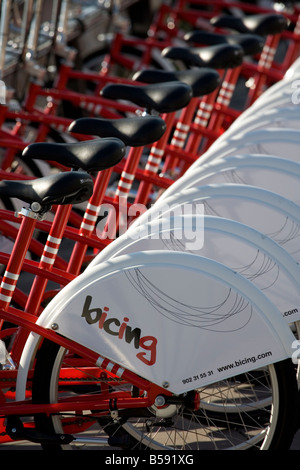 Rangée de vélos stationnés dans la Barcelone service Bicing Banque D'Images