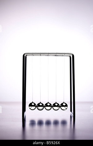 Newtons cradle office game balls Banque D'Images