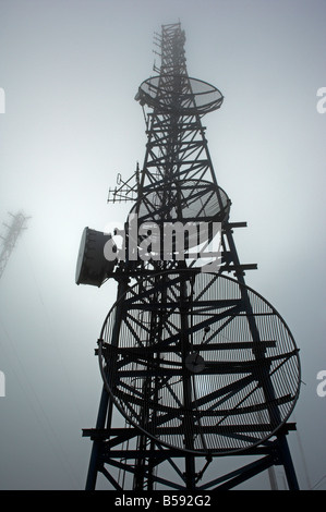 Tour de communications avec des antennes paraboliques et micro-ondes dans le brouillard de l'île de Faial Açores Banque D'Images