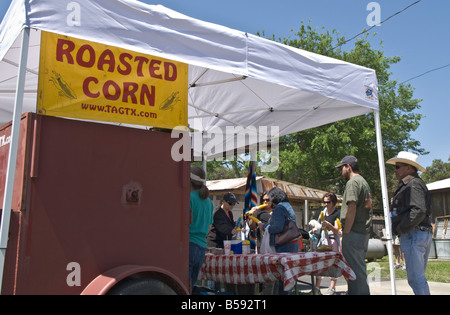 Texas Hill Country Wimberley Jours du marché de l'artisanat d'art antique de collection brocante vendeur de maïs grillés Banque D'Images