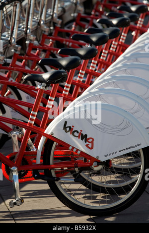 Rangée de vélos stationnés dans la Barcelone service Bicing Banque D'Images