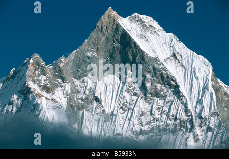 Face Ouest de Machapuchare 6,993m, vu de l'Annapurna du sanctuaire à l'ouest, du centre du Népal. Sacré pour le dieu Shiva, hors limites pour les grimpeurs. Banque D'Images