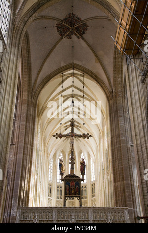 Crucifix accroché au-dessus de l'autel de la Collégiale Saint Peter's Church, Grote Markt (place du marché), Louvain, Belgique. (42) Banque D'Images