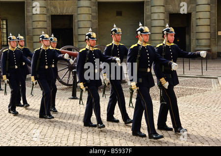 Changement de la garde à KUNGLIGA SLOTTET le Palais Royal de Stockholm Suède Banque D'Images