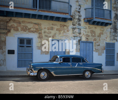 Une vieille Chevrolet bleu voiture garée dans une rue de la vieille Havane Cuba Antilles Caraïbes Amérique centrale Banque D'Images