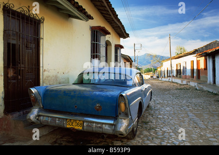 Vieille voiture américaine stationnée sur la rue pavées de Trinidad Cuba Antilles Amérique Centrale Banque D'Images