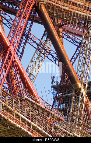 Monteur d'échafaudages de travailler sur le pont Forth Rail North Queensferry Fife Ecosse Région UK Banque D'Images