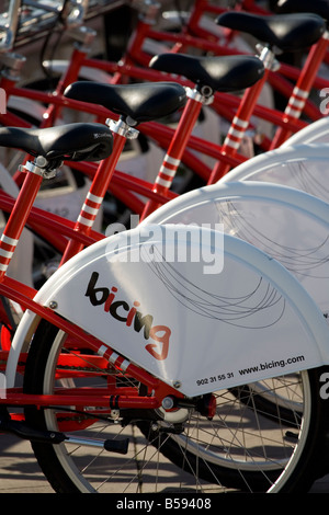 Rangée de vélos stationnés dans la Barcelone service Bicing Banque D'Images