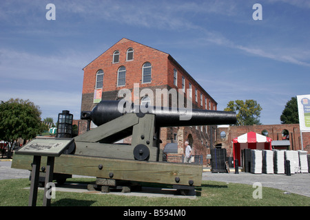 Confederate géant cannon en face de Tredegar Iron Works;producteur d'armements de guerre civile des confédérés Banque D'Images