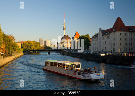 Bateau de tourisme sur la Spree Berlin, Gerrmany. Banque D'Images