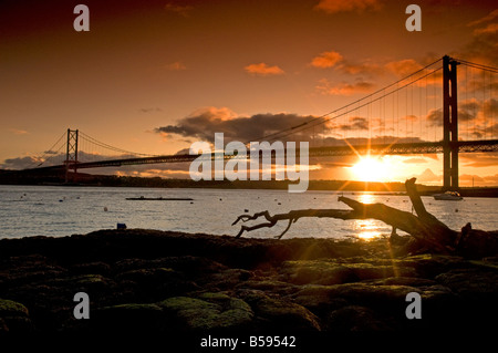 Soirée d'automne lumière sur le Forth Road Bridge à partir de North Queensferry Fife Ecosse Région UK Banque D'Images